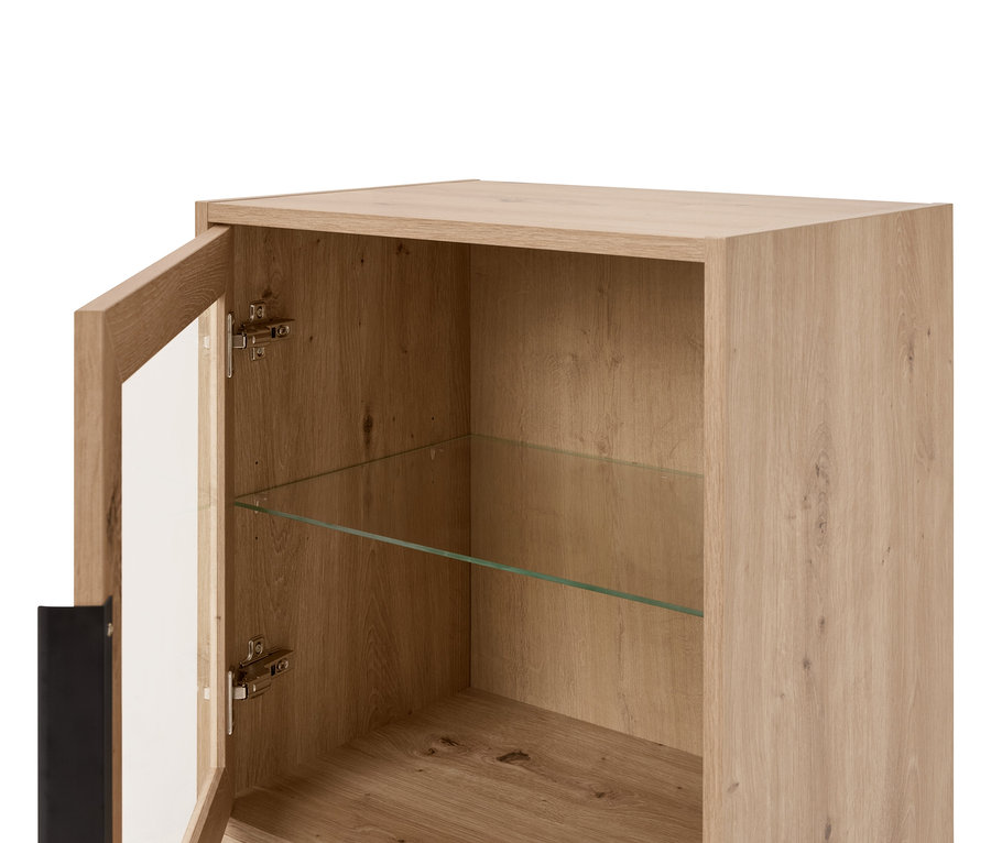 Detailansicht eines hellbraunen Holzschranks mit teilweise geöffneter Glastür und einem Glasboden.