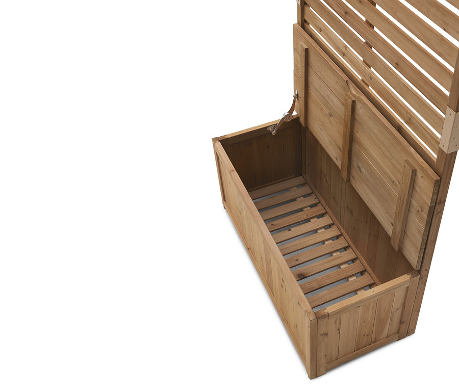 Ein offener, hölzerner Gartentruhenbehälter mit Lattenrostboden und teilweise geöffnetem Deckel steht auf einem weißen Hintergrund.