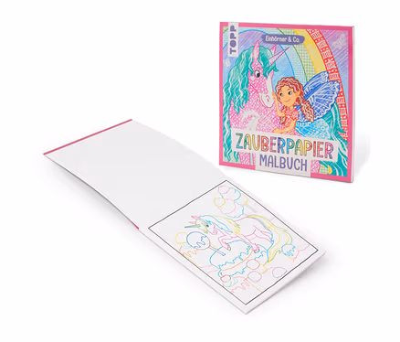 Ein offenes und ein geschlossenes Zauberpapier-Malbuch „Einhörner & Co“ liegen auf einer weißen Oberfläche. Das Cover des geschlossenen Buches zeigt ein Einhorn und eine Fee, während eine Seite des offenen Buches eine bunte Einhorn-Skizze darstellt.