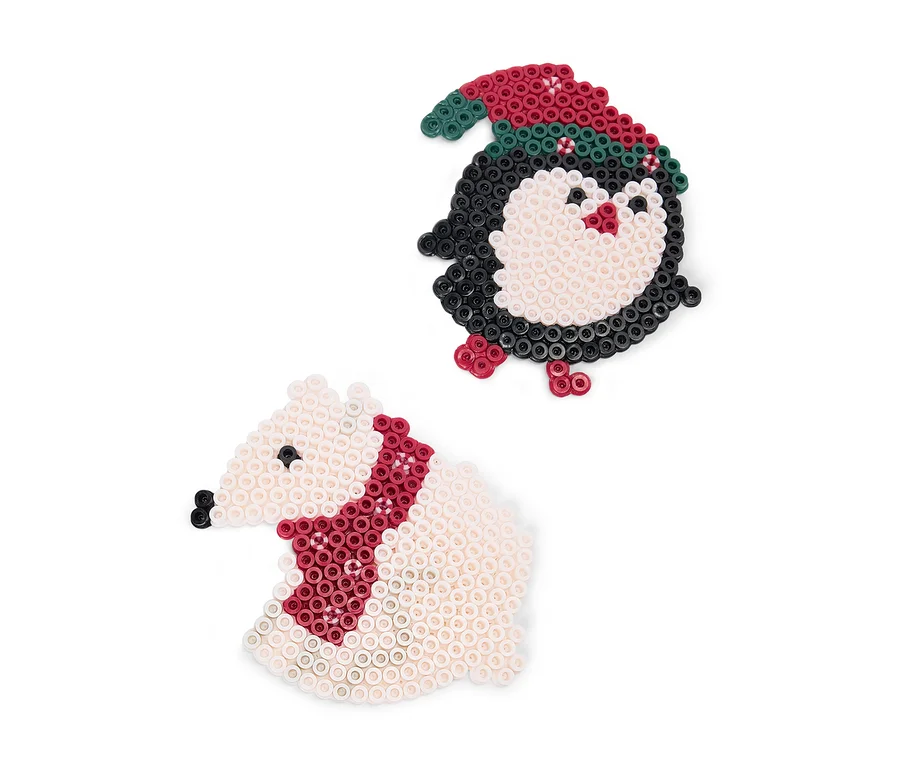 Zwei weihnachtliche Bügelperlenfiguren: ein schwarz-weißer Pinguin mit roter und grüner Mütze und ein weißer Eisbär mit rotem Schal.
