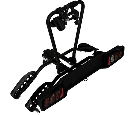 Schwarzer Fahrradträger mit stabilem Rahmen, zwei Radschalen und einer integrierten Rückleuchtenleiste mit roten, orangefarbenen und klaren Lichtern. Die Marke „FISCHER“ ist auf der Leiste sichtbar.