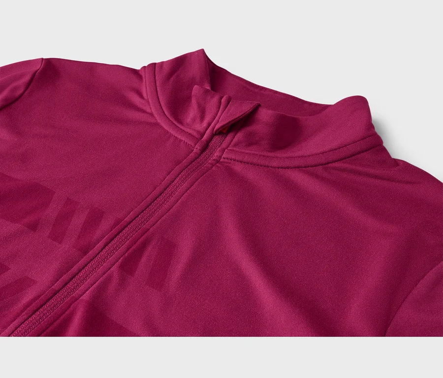 Magenta Jacke mit Stehkragen und teilweise geöffnetem Reißverschluss. Ein dezentes, dunkleres Muster ist links vom Reißverschluss auf dem Stoff sichtbar.