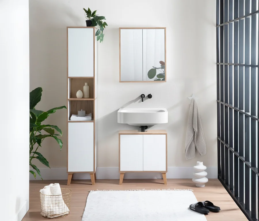 Badezimmer-Interieur mit Roba »Morena« Spiegelschrank mit zwei Türen in Weiß und Artisan-Eiche über einem Waschbecken.