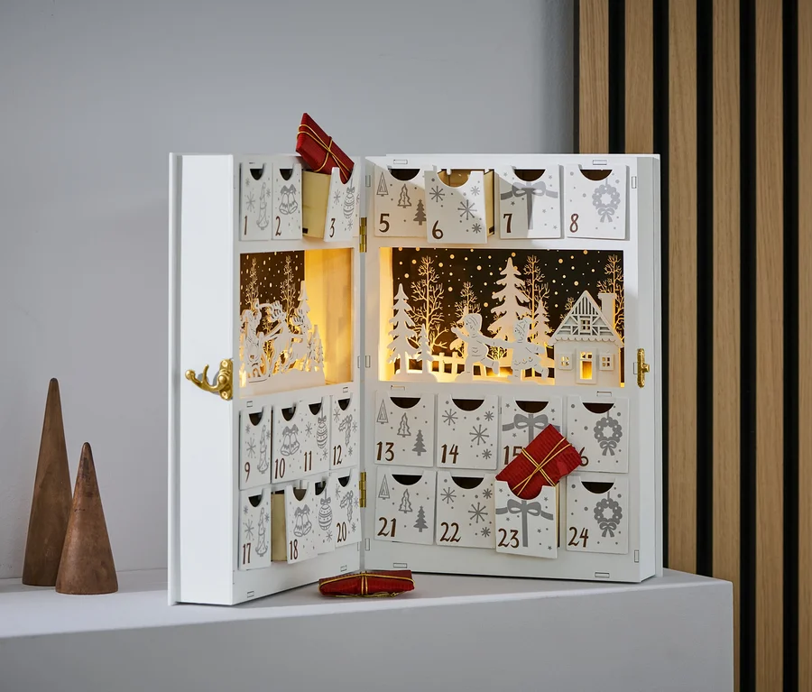 Geöffneter LED-Adventskalender mit kleinen Geschenken in einigen Fächern.