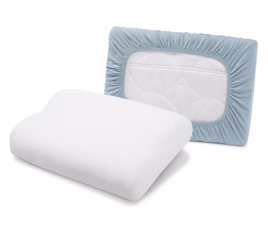 Ein weisses, orthopädisches Kissen liegt neben 2 Jersey-Kissen-Spannbezügen in blau.