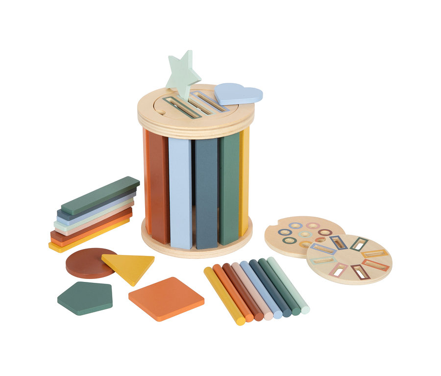small foot Montessori-Bundle 2 Spielzeugset mit einem zylindrischen Holz-Formensortierer mit farbigen Paneelen, einem Stern und einer Wolke, die teilweise eingefügt sind. Ebenfalls zu sehen sind Stapel rechteckiger Blöcke, verschiedene flache Formen, farbige Stäbe und zwei runde Sortierscheiben.