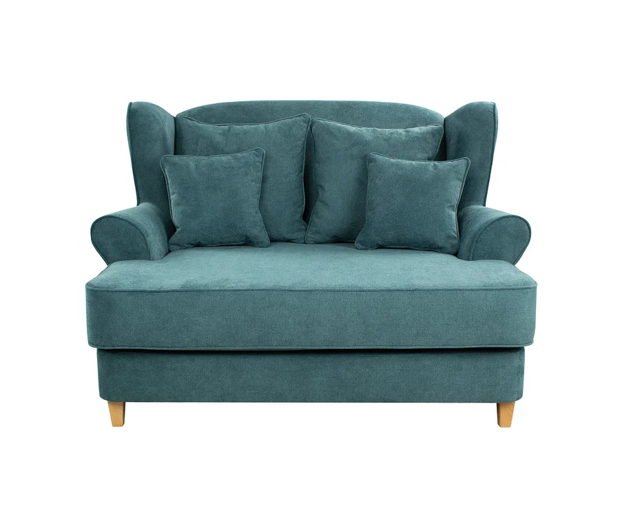 Petrolblaues Zweisitzer-Sofa mit hoher Flügelrückenlehne und vier passenden Kissen, auf hellen Holzbeinen.