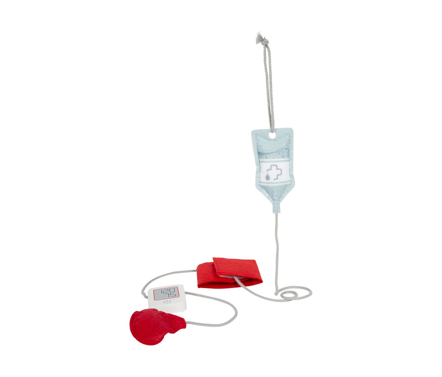 Eine hellblaue Infusionstasche aus Filz mit weißem Kreuz hängt über einem roten Blutdruckmessgerät aus Filz, das eine Manschette, einen Ball und ein Display mit "120 75" zeigt, Teil der small foot Notarzttasche.