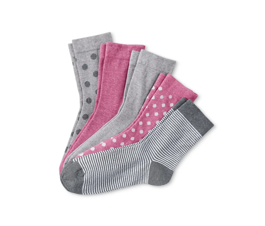 Fünf Paar Socken in verschiedenen Mustern: Grau mit Punkten, Rosa, Grau, Rosa mit Punkten und gestreift.