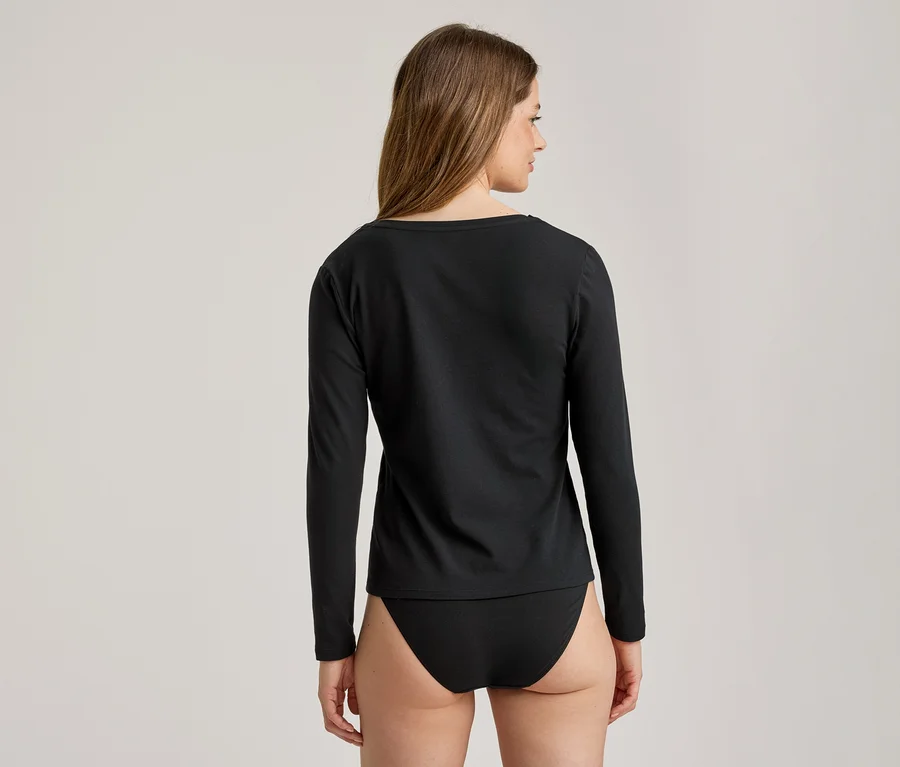 Rückansicht einer Frau mit langen braunen Haaren, die ein schwarzes, langärmliges Oberteil und eine schwarze Unterhose trägt.
