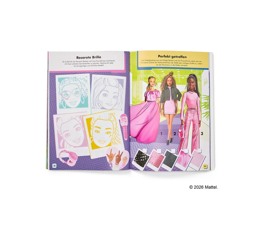 Ein aufgeschlagenes Barbie-Aktivitätsbuch zeigt Zeichnungen von drei Barbie-Puppen und Accessoires zum Ausmalen.