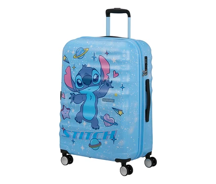 Hellblauer Hartschalenkoffer mit Disney-Figur Stitch. Stitch ist blau mit rosa Ohren, lächelt mit ausgestreckten Armen und ist umgeben von Sternen, Planeten und Herzen. Der Koffer hat einen schwarzen Teleskopgriff, einen Seitengriff, ein Zahlenschloss und vier Rollen.