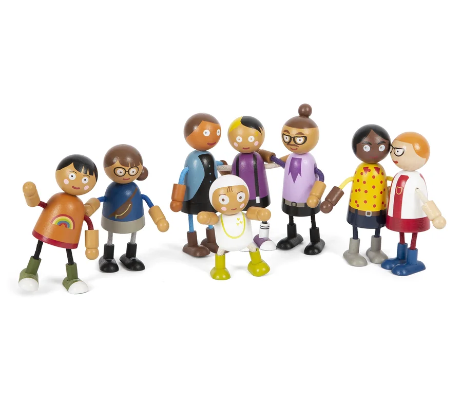 Acht small foot Biegepuppen-Familie mit Baby Holzfiguren stehen auf einem weißen Hintergrund.