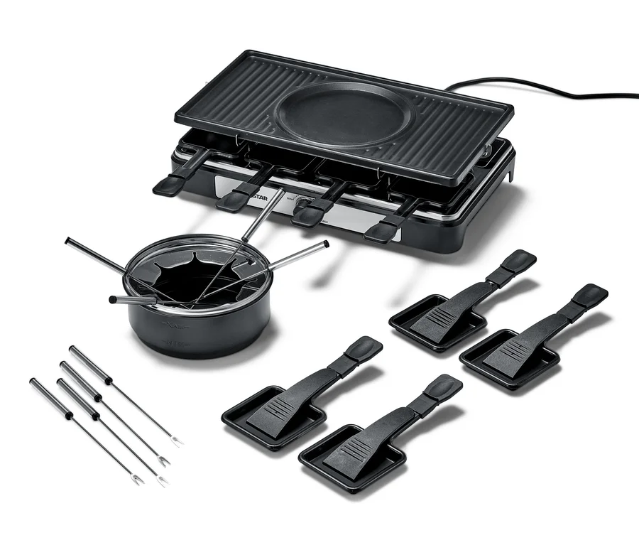 Schwarzer 2-in-1-Raclette-und-Fondue-Grill mit vier Spachteln und vier Gabeln auf weißem Hintergrund.