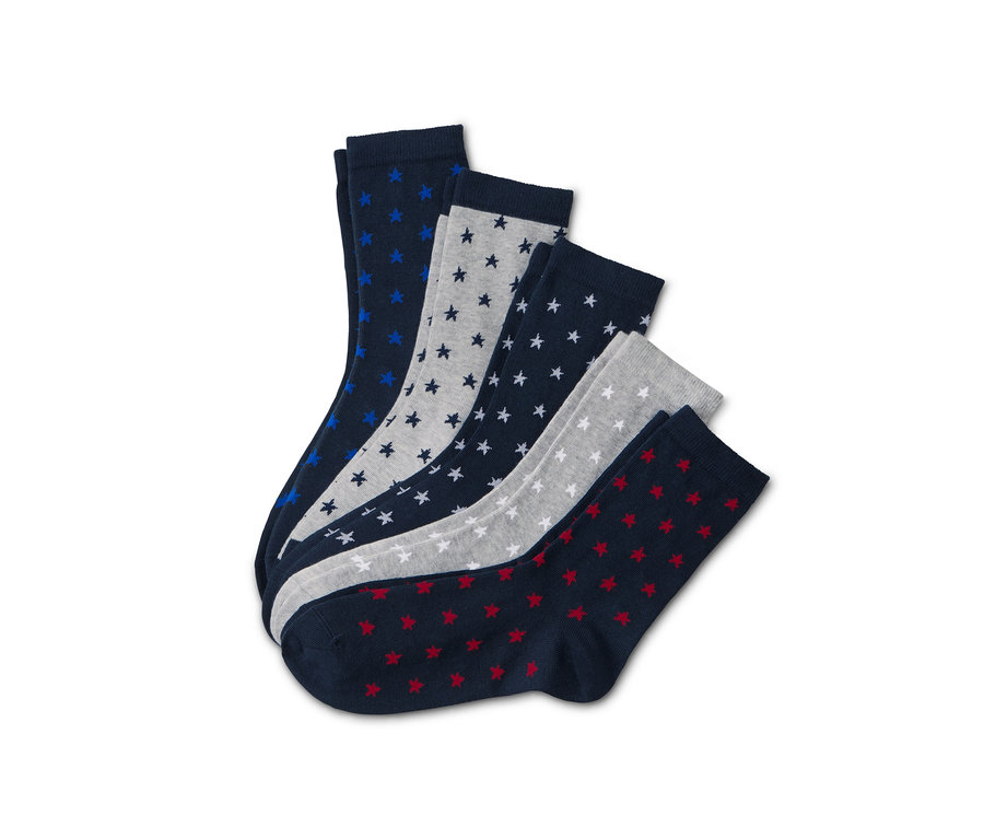 5 Paar Socken mit Sternen auf weißem Hintergrund.