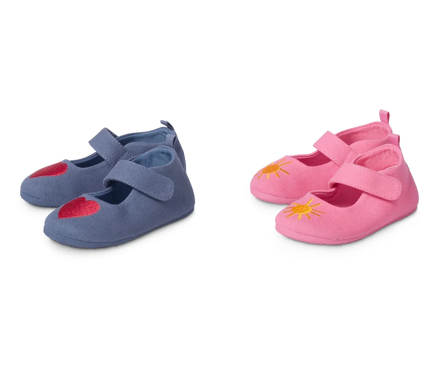 Zwei Paar Hausschuhe aus recyceltem Material: ein Paar blaue mit rotem Herz und ein Paar rosa mit gelber Sonne.