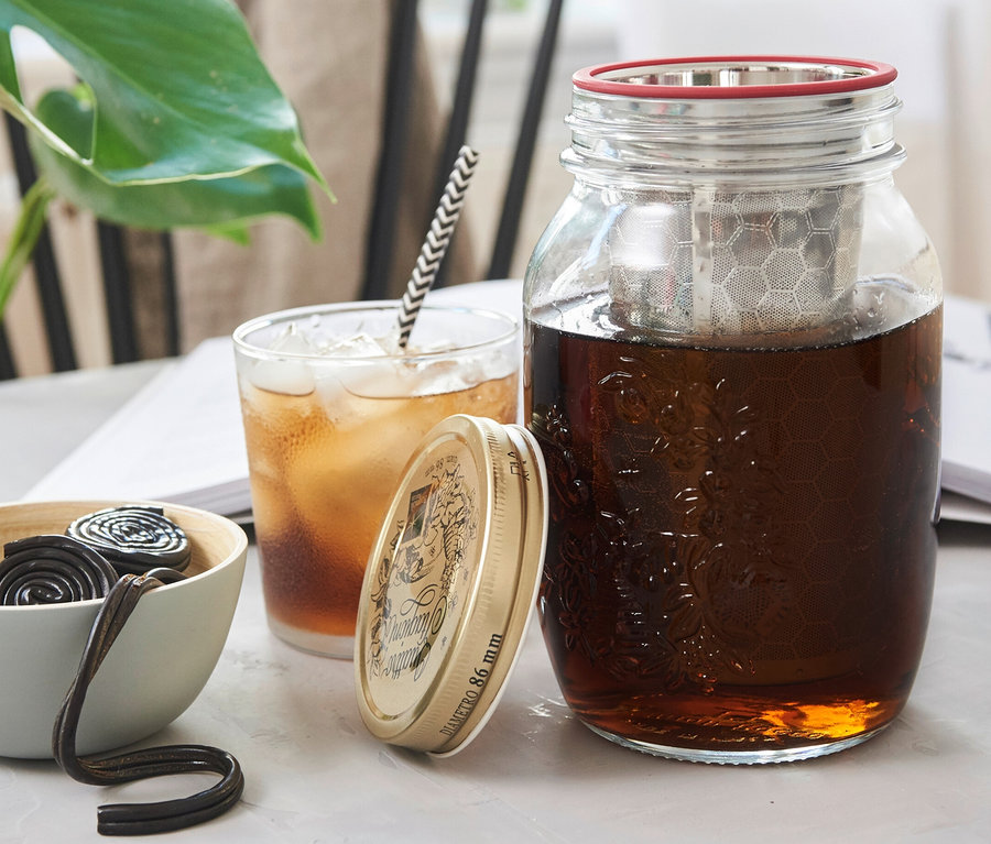 Kalt gebrühter Kaffee im Glas und Cold Brew Maker »BrewJar«.