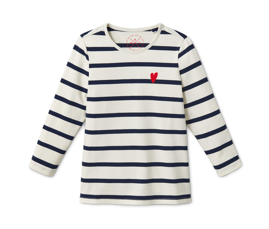 Ein Langarmshirt mit weißen und dunkelblauen horizontalen Streifen und einem kleinen roten Herz liegt.