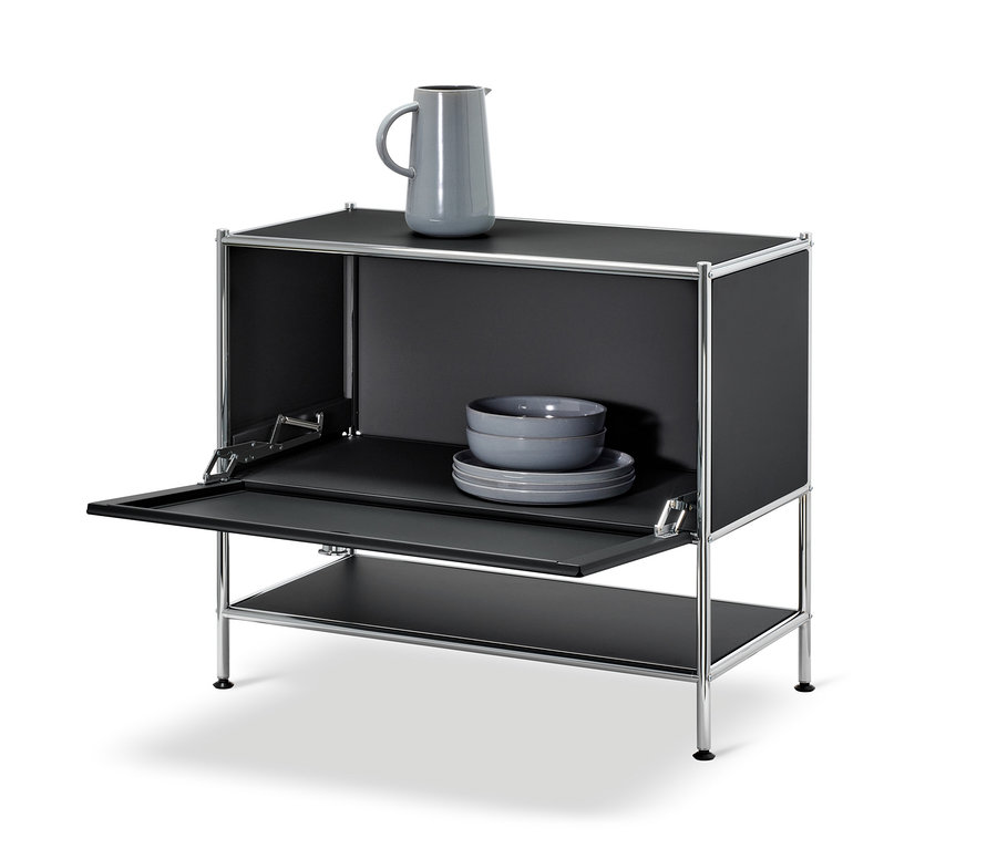 Schwarzes Sideboard »CN3« mit geöffneter Klappe, darauf eine graue Vase, darin graue Schalen und Teller.