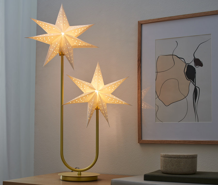 LED-Dekoleuchte »Sterne« auf einem Tisch neben einem Bilderrahmen.