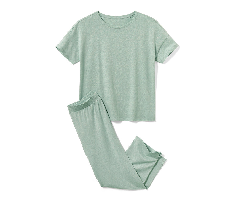 Ein hellgrüner Pyjama, bestehend aus einem T-Shirt mit kurzen Ärmeln und einer langen Hose.