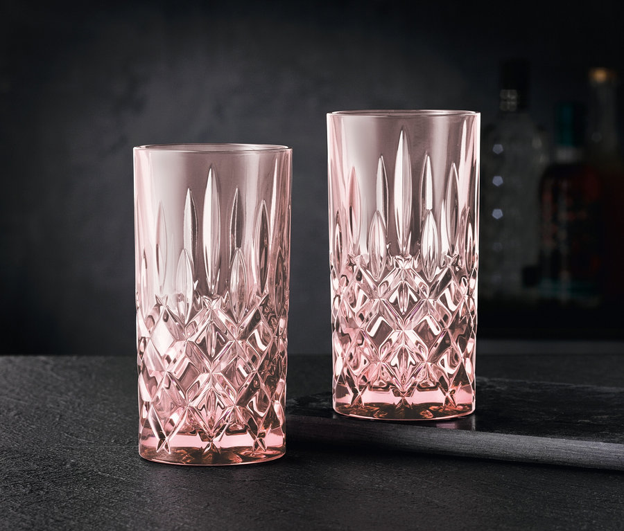 Zwei rosafarbene Nachtmann Noblesse Colors Longdrink Gläser aus einem 6er-Set auf dunkler Oberfläche.