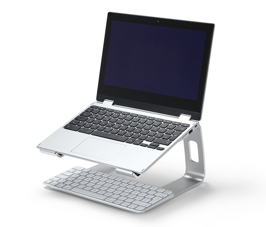 Silberner Laptop auf zwei Laptop-Ständern.