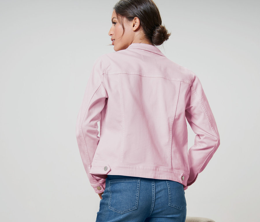 Frau von hinten trägt eine rosa Jeansjacke.