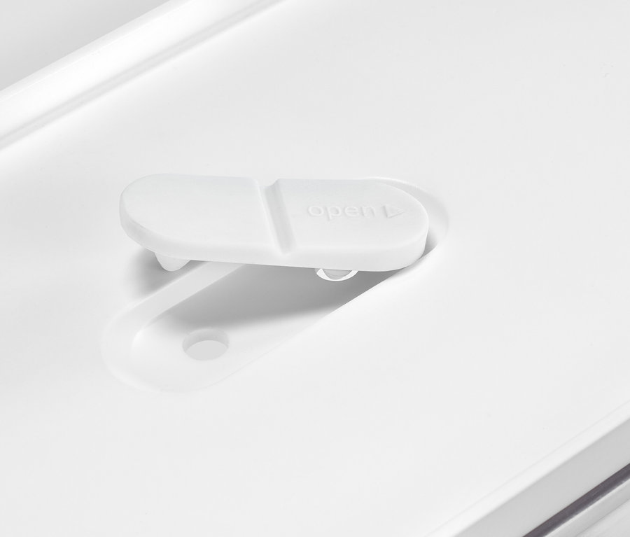 Detailansicht eines weißen Vorratsbehälters mit der Aufschrift "open".