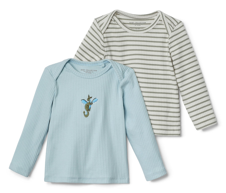 Zwei Baby-Langarmshirts mit Rippstruktur, eines hellblau mit Stickerei und eines mit grauen Streifen.
