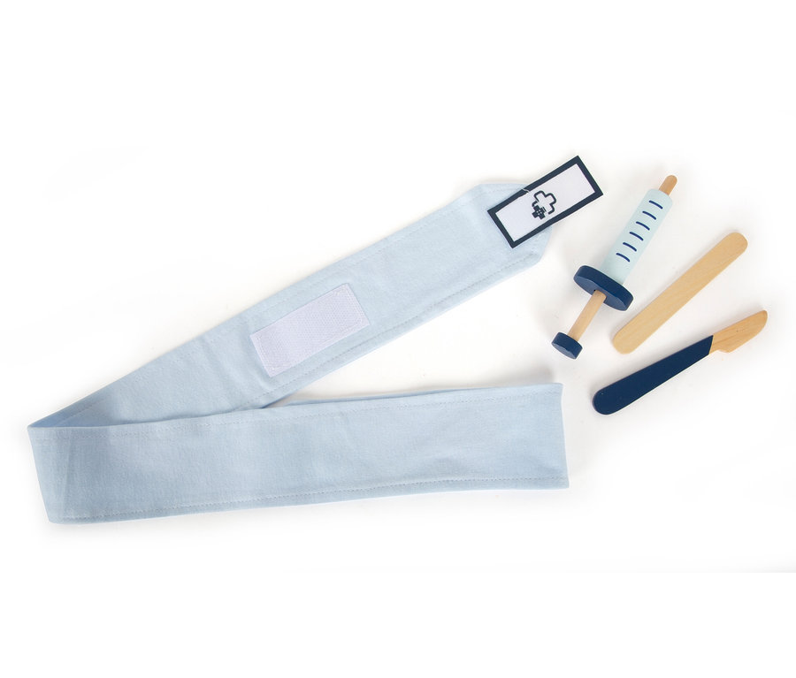 Hellblauer Stoffverband mit medizinischem Symbol, hölzerne Spritze und medizinische Spatel auf weißem Hintergrund, inklusive small foot Arzttasche.