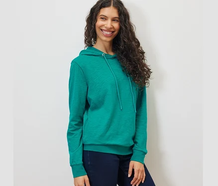 Frau trägt einen Jersey-Hoodie in Aqua.