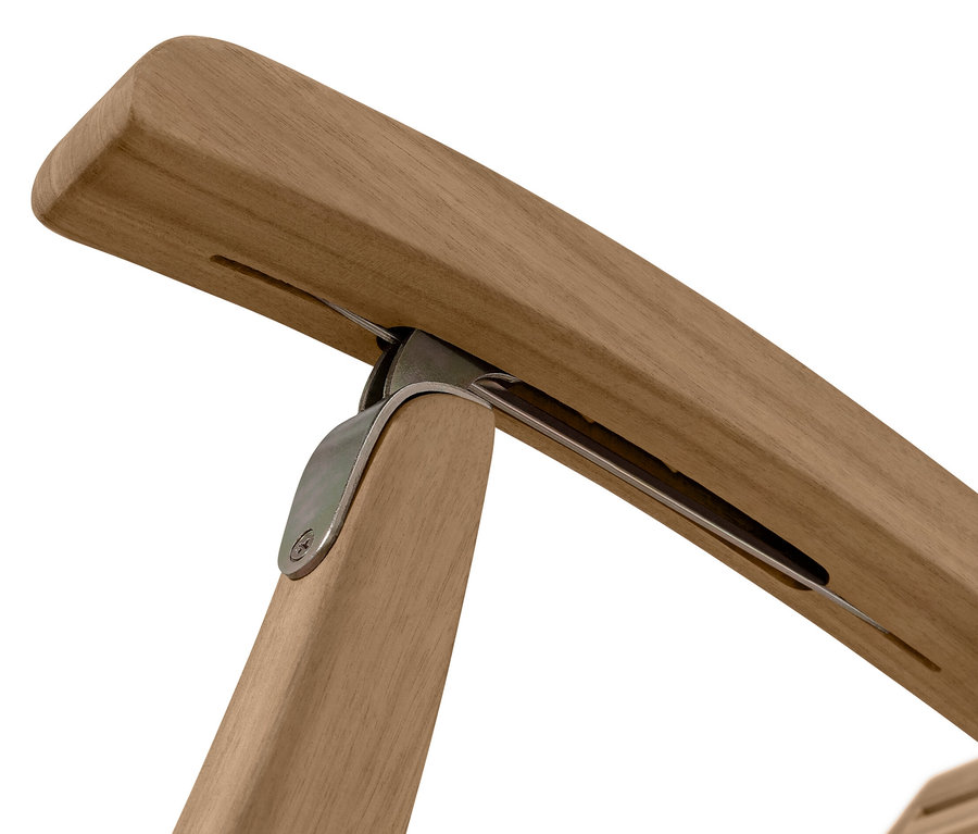 Detailansicht eines Deckchairs mit ausziehbarer Fußlehne.