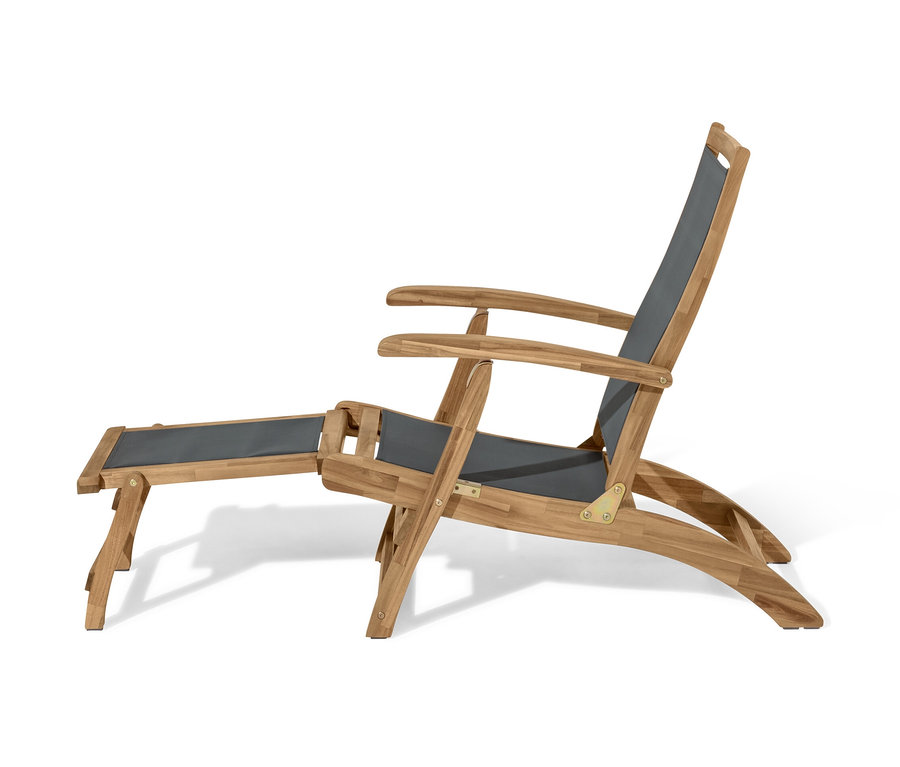 Deckchair »Lenja« mit ausziehbarer Fußlehne vor einem weißen Hintergrund.