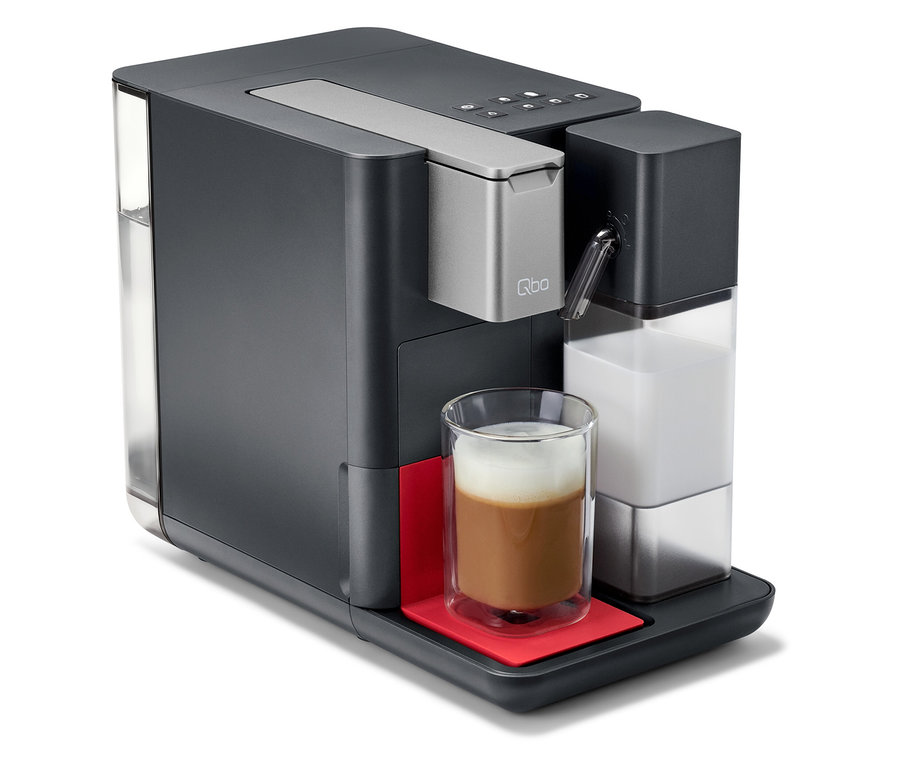 Qbo MILK MASTER Lipstick Red Kaffeemaschine mit Kaffee im Glas.