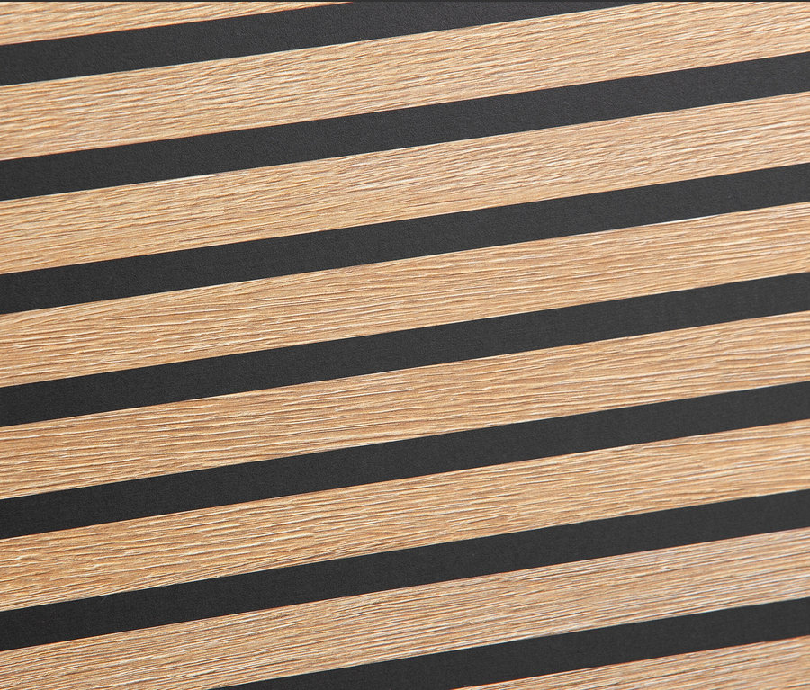 Holzlamellen wechseln sich mit schwarzen Streifen ab.
