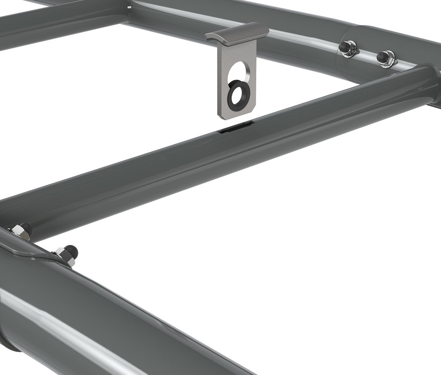 Detail einer grauen EXIT Monkeybar »MB330« Konstruktion mit einer Metallhalterung.