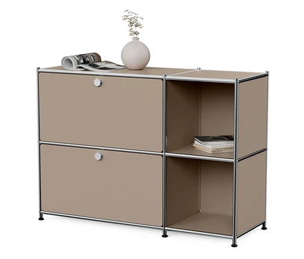 Taupefarbenes Sideboard Metall »CN3« mit 2 Klappenfächern. Auf der Oberseite Vase, Zeitschrift und Brille.