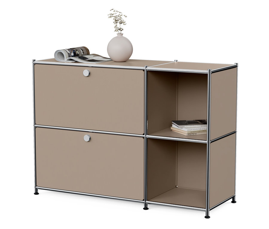 Taupefarbenes Sideboard Metall »CN3« mit 2 Klappenfächern. Auf der Oberseite Vase, Zeitschrift und Brille.