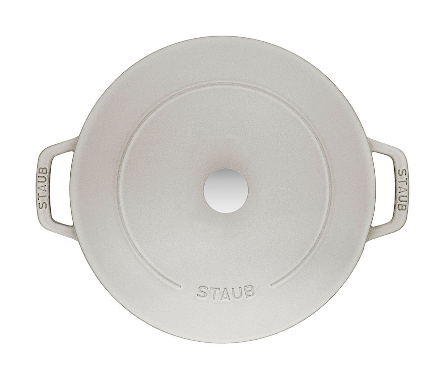 Deckel des grauen STAUB Kochtopf-Sets »La Cocotte«, 3-teilig, mit STAUB Schriftzug und rundem Loch in der Mitte.