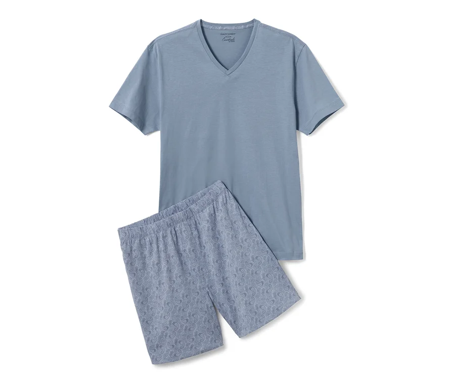 Ein blaues Shorty-Pyjama mit Alloverprint liegt auf einem weißen Hintergrund.