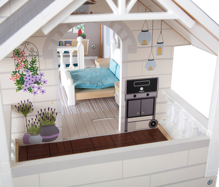 Detailansicht des zweistöckigen small foot Puppenhauses Stadtvilla mit Möbeln und Zubehör.