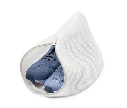 Blaue Turnschuhe in einem weißen Wäschenetz für Schuhe.