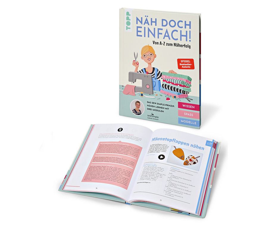 Das Buch "Näh doch einfach" liegt geöffnet neben einem stehenden Buch "Näh doch einfach".
