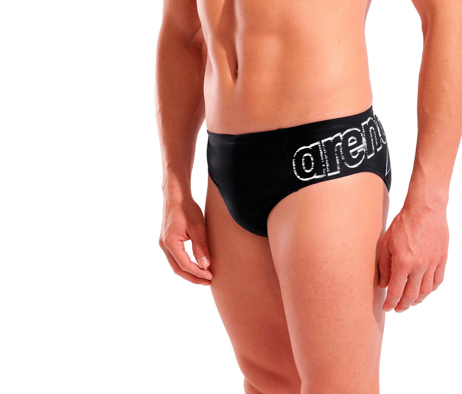 Mann posiert in arena Badehosen-Slip Scratchy, schwarz.