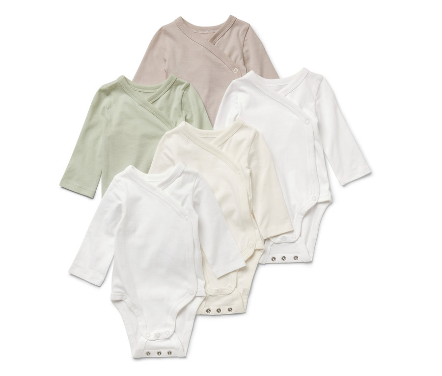 Fünf Baby-Bodys mit Mitwachsfunktion in Weiß-, Beige- und Grüntönen.