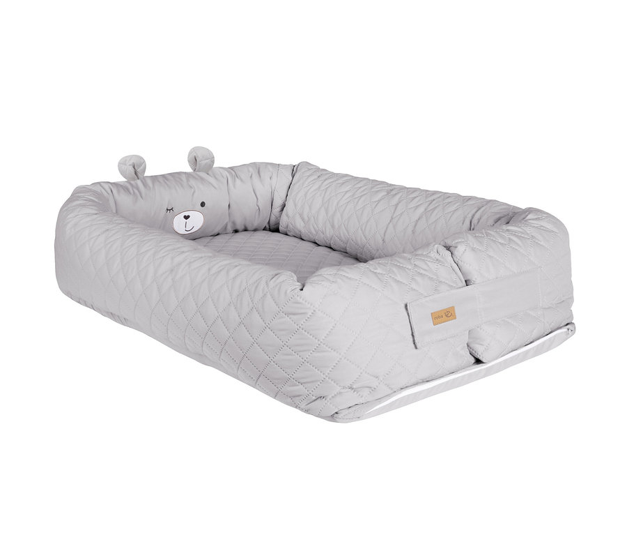 Graues Roba Babylounge Babynest mit Bärchengesicht.