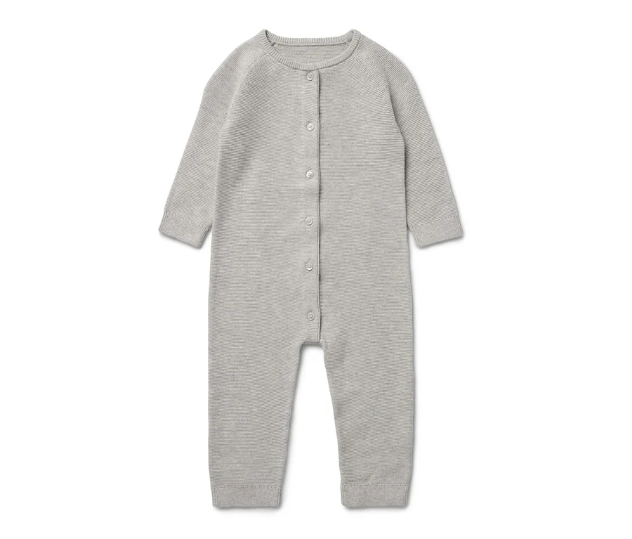 Grauer Baby-Strickoverall mit Knöpfen.