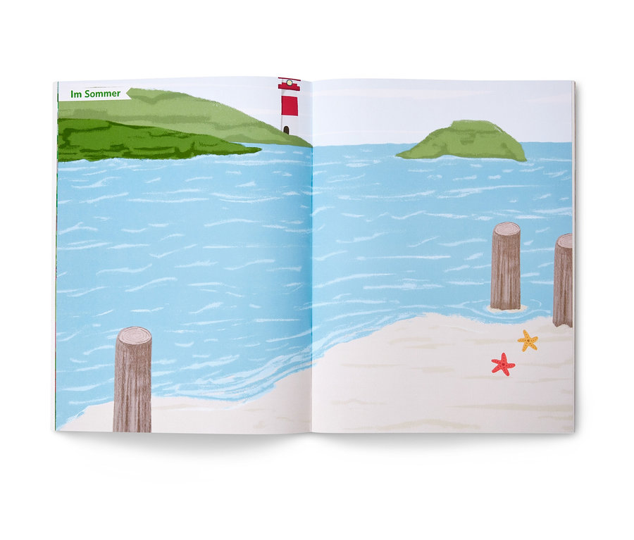 Illustration eines offenen Buches, das eine Strandszene mit Meer und einem Leuchtturm zeigt, aus dem Stickerbuch »Jahreszeiten«.