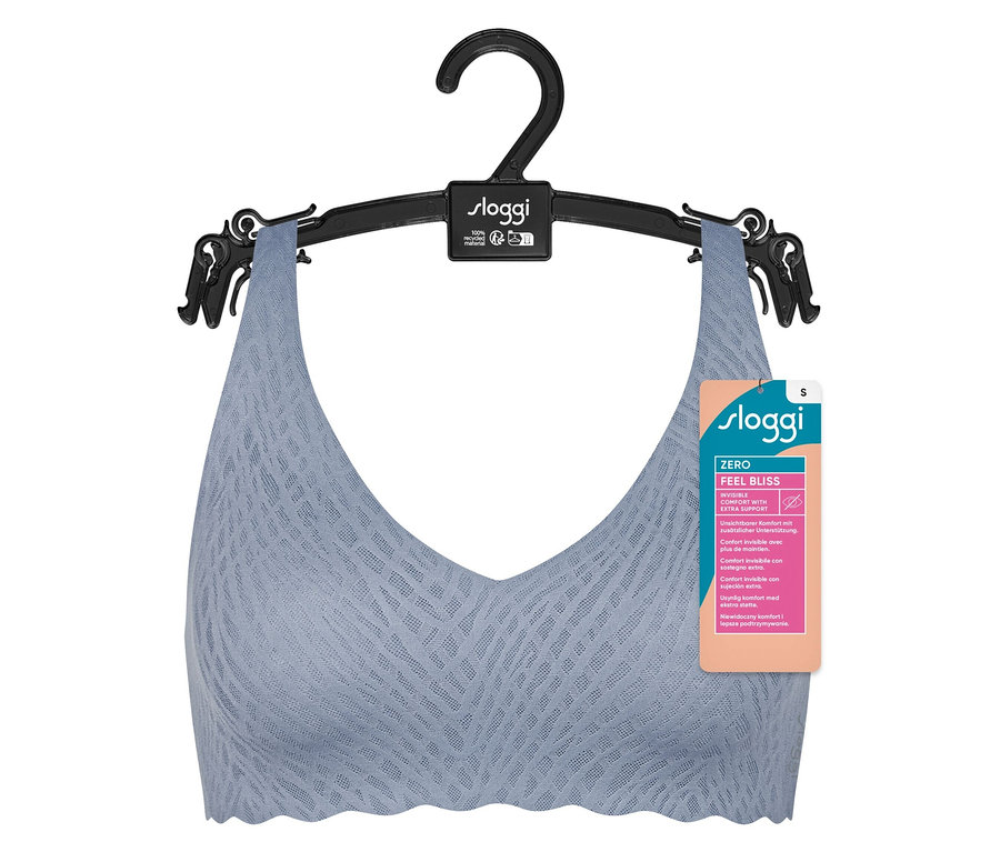 Ein bläulich grauer sloggi ZERO Feel Bliss Soft Bra hängt an einem schwarzen Kleiderbügel.